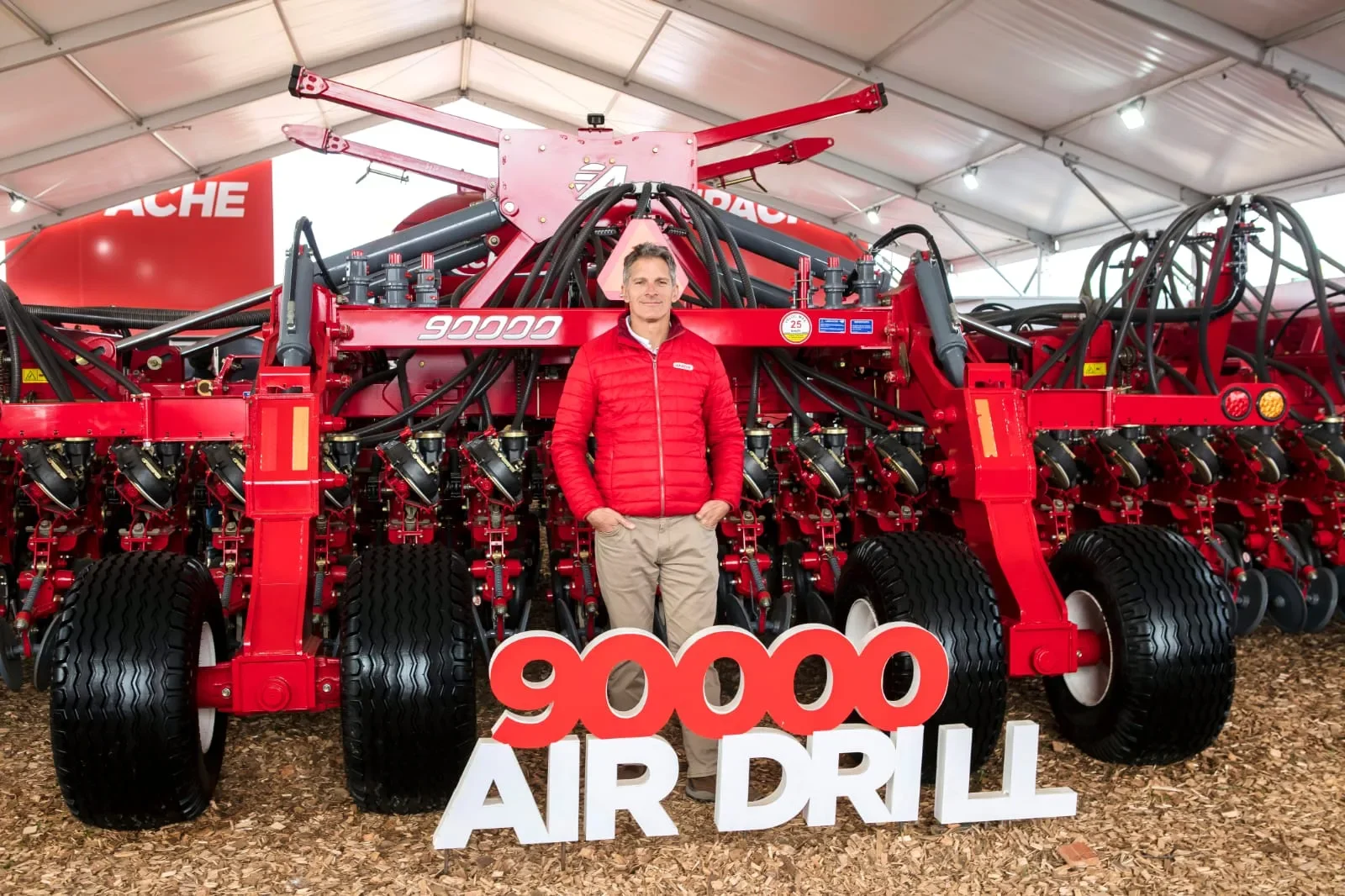 APACHE brilló en AGROACTIVA 2026: Gran cierre de nogocios con 20 sembradoras vendidas y fuerte respaldo internacional